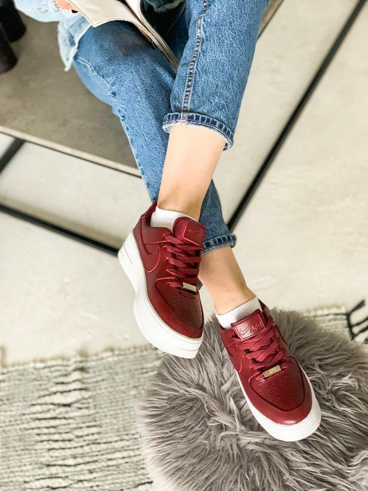 Кросівки Nike Air Force Red Sage жіночі. Кросівки Найк Аір Форс Блек Сажа червоні з білою підошвою.