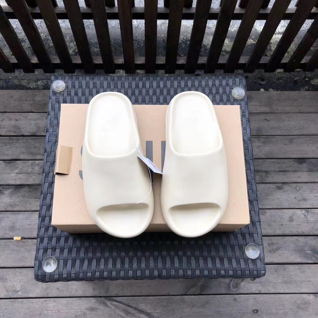 Шльопанці Yeezy білі