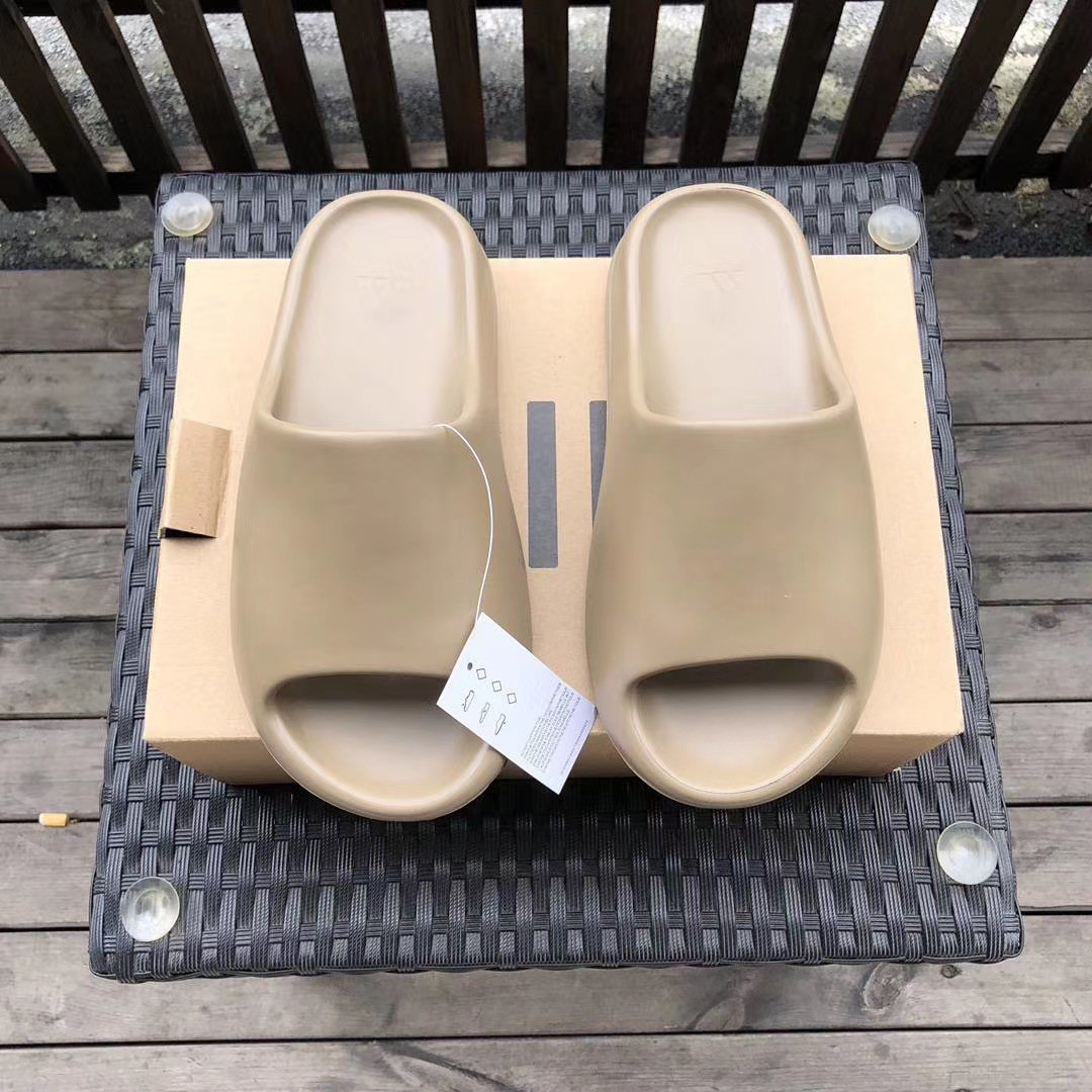 Шльопанці Yeezy коричневі