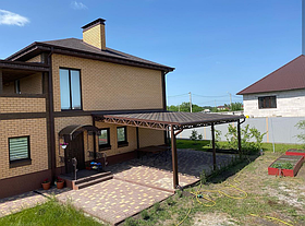 Навіс для авто прибудований до будинку, накриття з бітумної черепиці виробництво