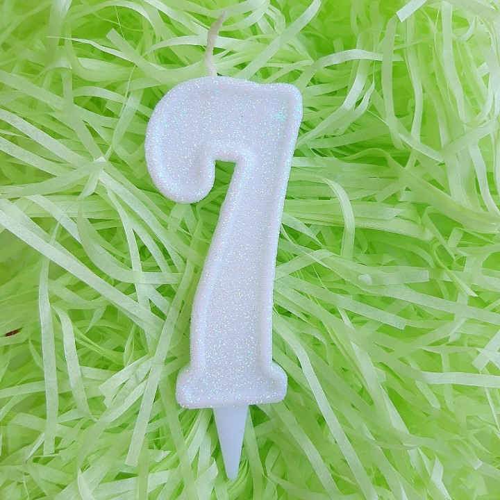 Свічка - цифра в торт "7" 7,5х3 см (красивий білий блиск з переливами)