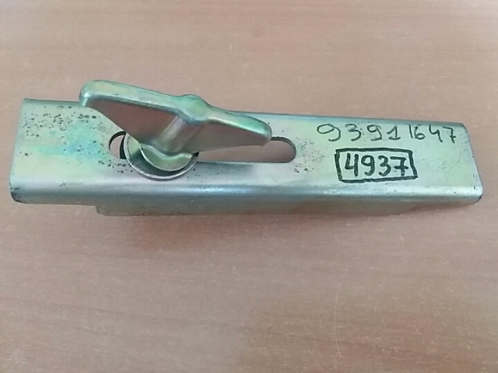 Кріплення запаски 93911647 IVECO