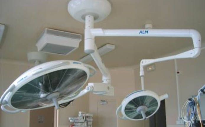 Двокупольна безтіньова операційна галогенова лампа ALM Prismalix, фото 1