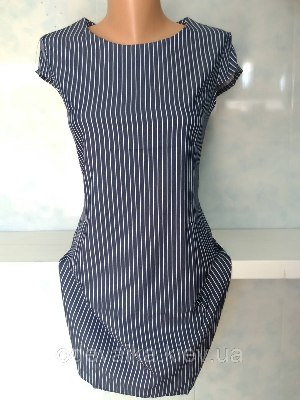 Жіноче літнє легке плаття на фігурі в смужку з кишенями в 42-му розмірі