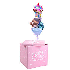 Коробка розовая с надписью белой  " С Днем Рождения, Доченька!", декор звезды по всей коробке. Внутри кекс, 1