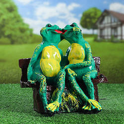 Поцілунок жаби на лавці 31 см гіпс - садовий декор