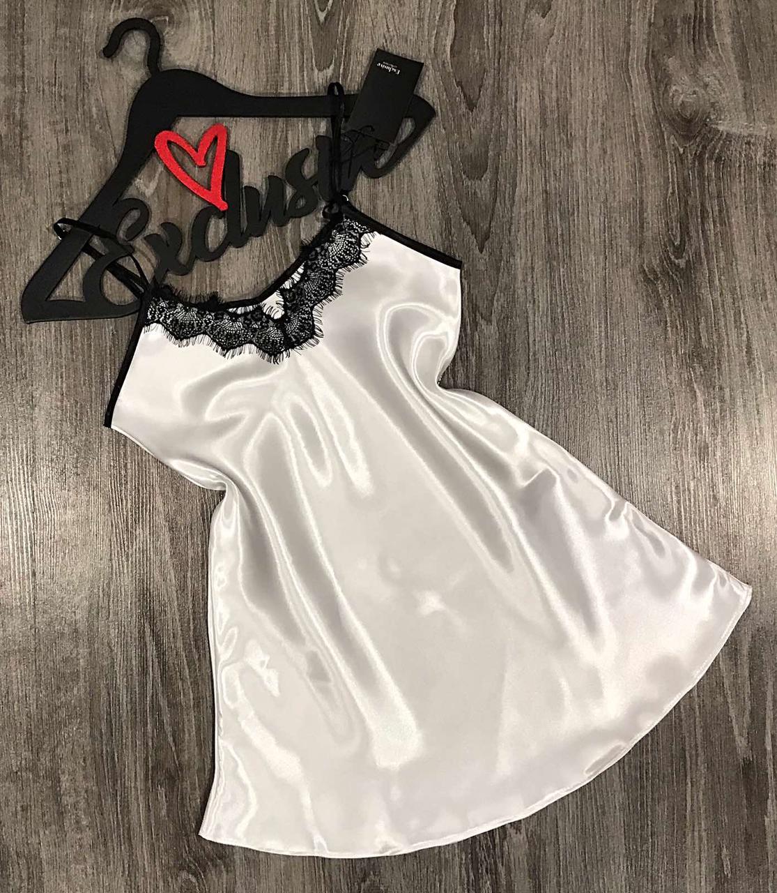 Жіночі нічні сорочки, білий атласний пеньюар із мереживом.