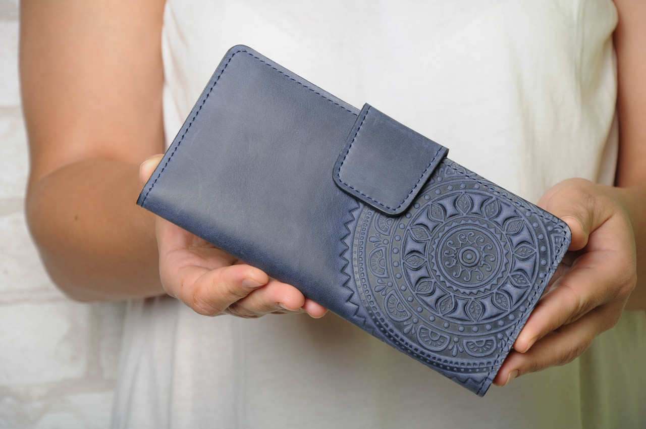 Шкіряний гаманець з тисненим орнаментом "Мандала", синього кольору, ручна робота, 21х11 см, фото 1