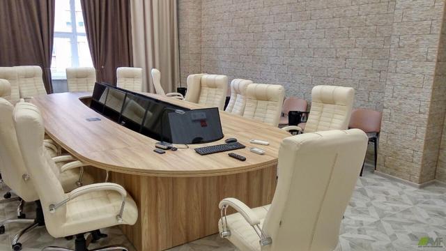 Крісло Атлантік АМФ бежевого кольору в конференц залі