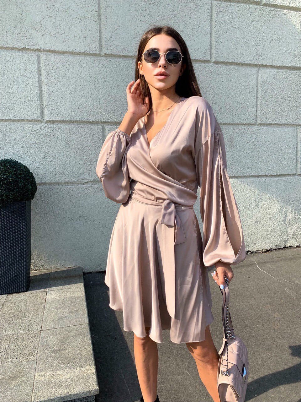 Шовкове плаття до коліна на захід із високою талією й декольте