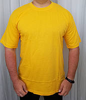 Мужская футболка из хлопка жёлтого цвета однотонная.