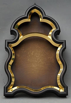 Фігурний кіот для ікони з внутрішньої позолоченій рамою.