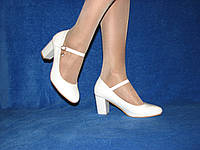 Нарядные туфли белые для невесты на среднем устойчивом каблуке с ремешком размер 39