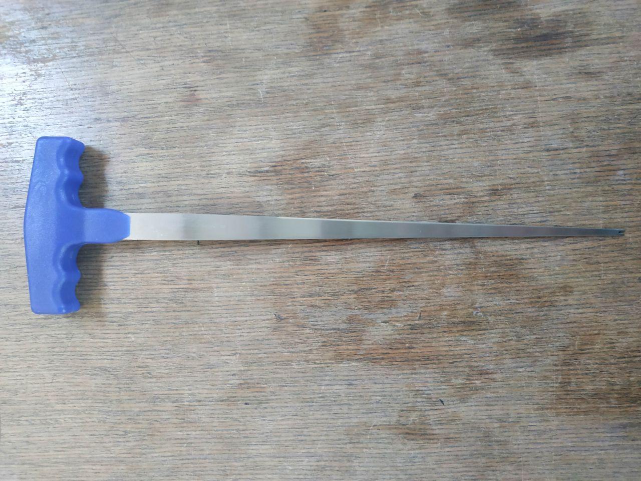 Інструмент для запуску струни через шар ПУ клею ("Т-подібна протыкачка")