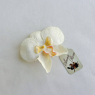 Заколка-брошь из фоамирана ручной работы "Орхидея молочная"