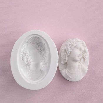 Силіконовий молд Камея дівчина в бусах 3.4х3.6 см