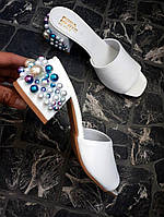 Женские белые кожаные мюли шлепанцы с квадратным носком на каблуке с декором