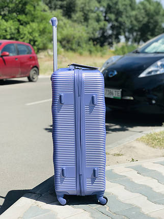 Середній пластиковий чемодан бузковий Wings, фото 2