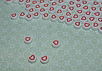 Бусина с красныс сердечком на белом фоне 7 мм