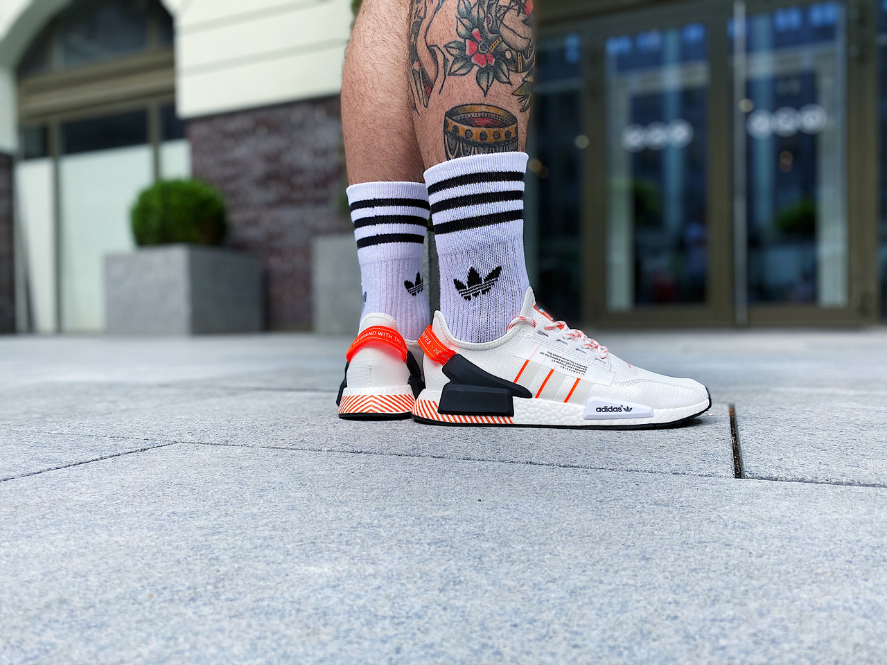 Кросівки чоловічі Adidas NMD R1 V2 / FW6410