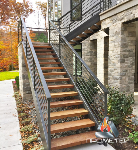 Огородження для сходів з чорного металу з дерев'яними стійками - фото 2 - id-p1210870475