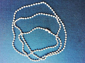 Кульковий ланцюжок 70 см білого кольору