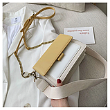 Жіноча маленька жовта з білою сумочка на ланцюжку з екошкіри, фото 3