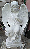 Статуетки ангелів на цвинтарі. Скульптура ангела, що сидить на колоні, 50 см бетон No8, фото 5