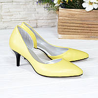 Туфлі жіночі на невисокій шпильці, натуральна шкіра флотар жовтого кольору. 36 розмір