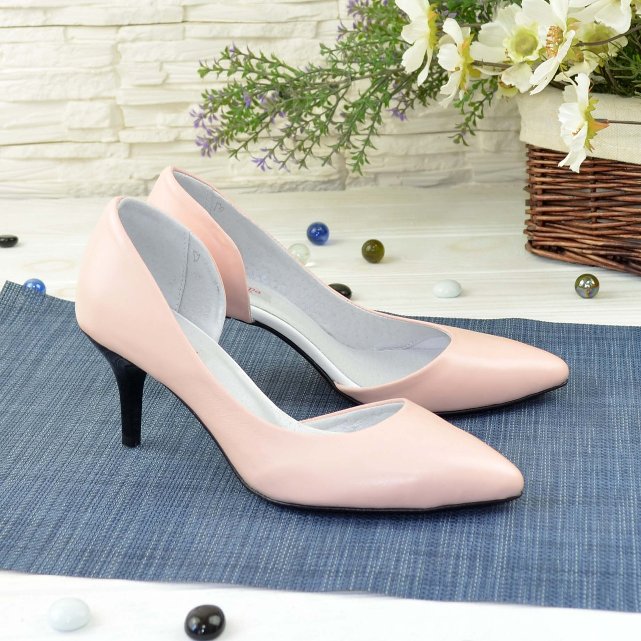 Жіночі шкіряні туфлі на невисокому шпильці, колір пудра, фото 1