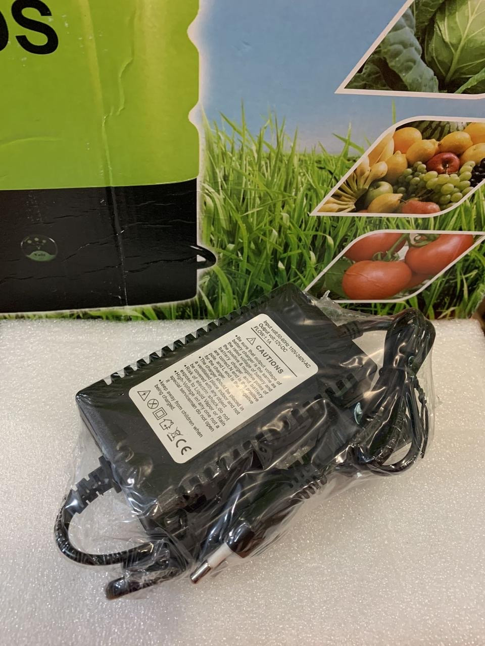 Зарядний пристрій для електричних обприскувачів