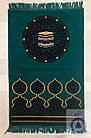 Молитовний килимок (намазлик), зелений з малюнком синьо-золотого відтінку.