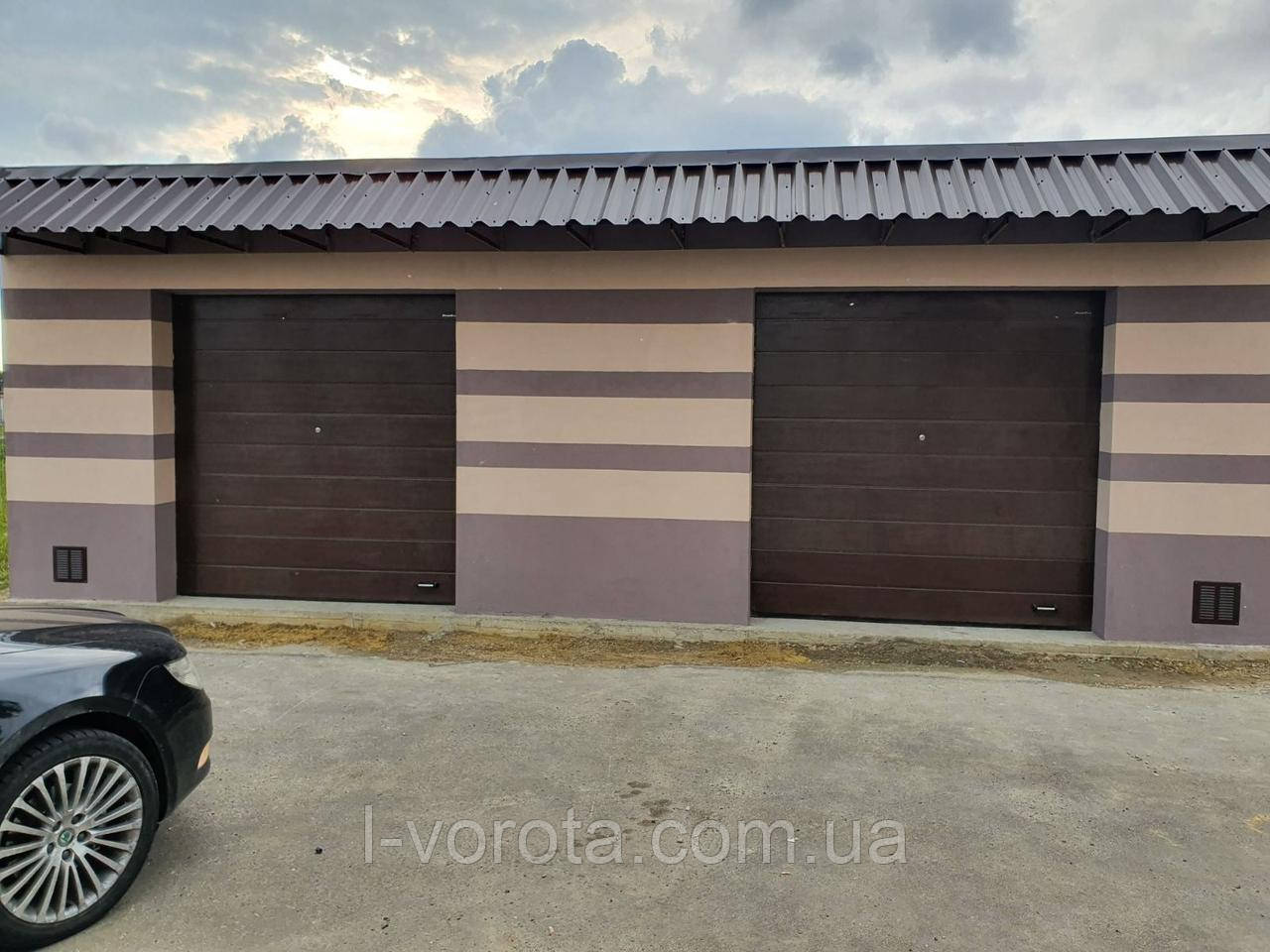 Ворота гаражні секційні  2500 * 2500 (коричневий колір)