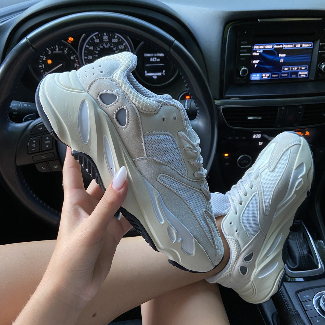 Жіночі кросівки Adidas Yeezy Boost 700 v2 Analog, жіночі кросівки адідас ізі буст 700 в2 аналог, фото 1