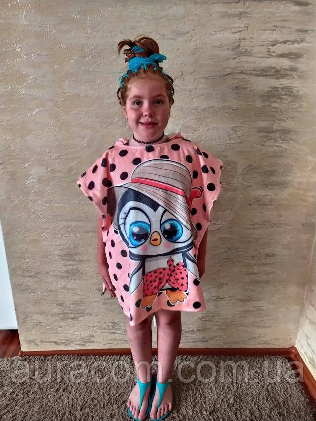 devchache-poncho-pingvinenkom