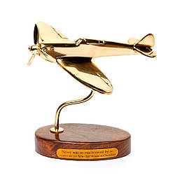 Модель військового літака сувенірна "Ніколи ще так багато хто не був зобов'язаний настільки мало... - Черчиль.