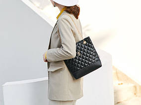 Стьобана жіноча сумка на ланцюжку