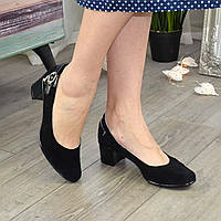 Женские замшевые туфли на невысоком каблуке классического пошива.