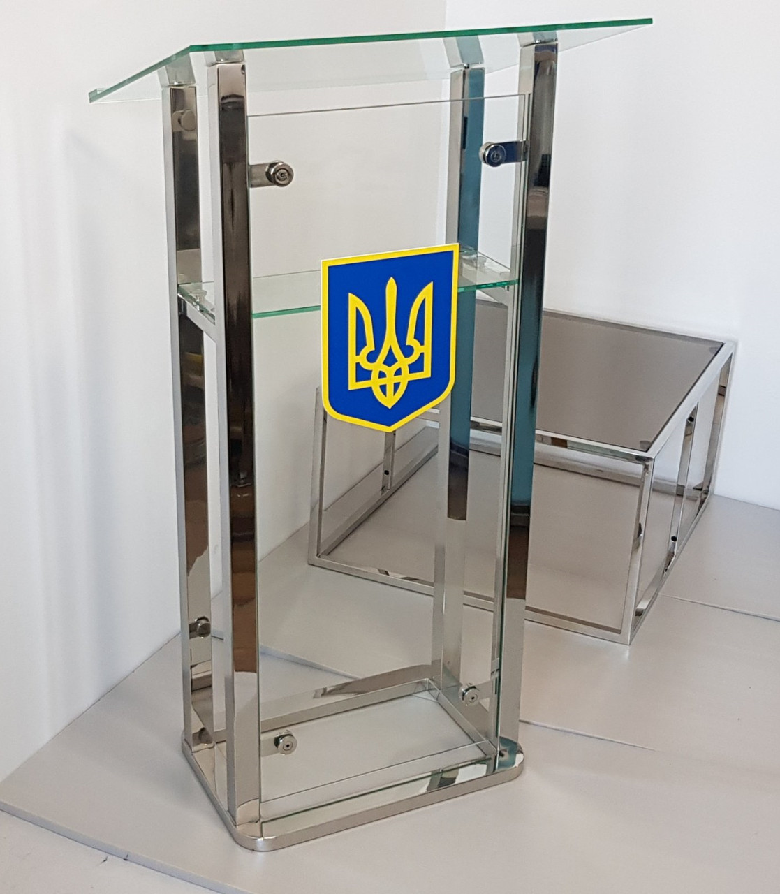 Трибуна Тріумф фасад з Гербом України, фото 1