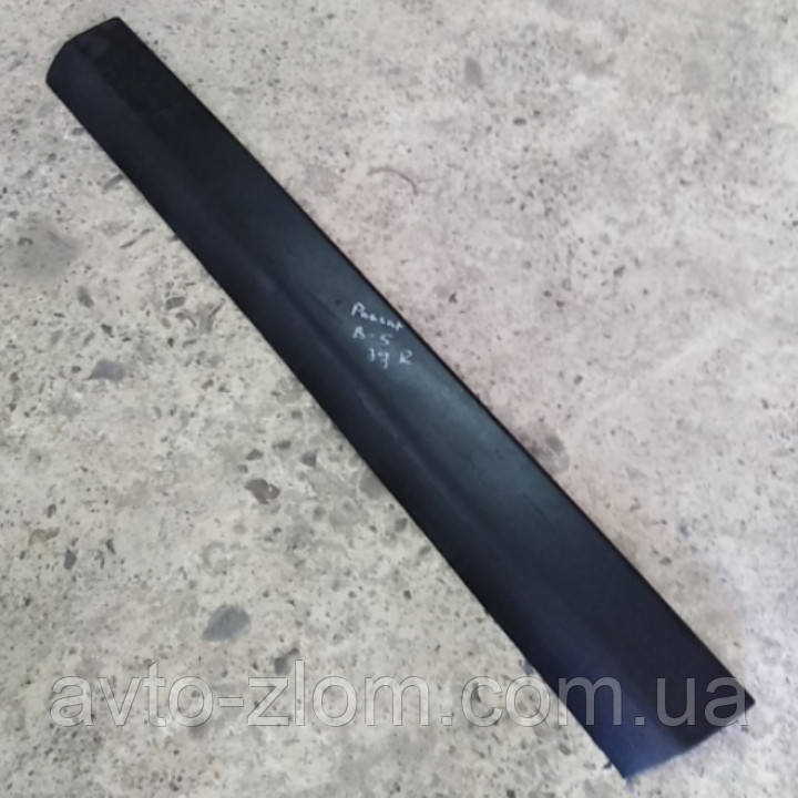 Молдінг, накладка задніх правих дверей Volkswagen Passat B5, Пассат Б5. Нижній. 3B0854950B., фото 1