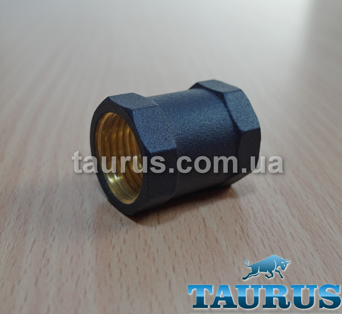 Чёрная муфта black с резьбой 1/2"-1/2" внутренняя. Соединительный бочонок для полотенцесушителей (чёрный сгон)