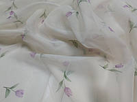 Ткань тюль с цветочным принтом на белом фоне