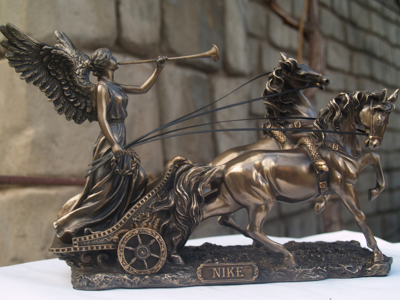 Скульптура Veronese Ніка на колісниці 26 см 75984 VE