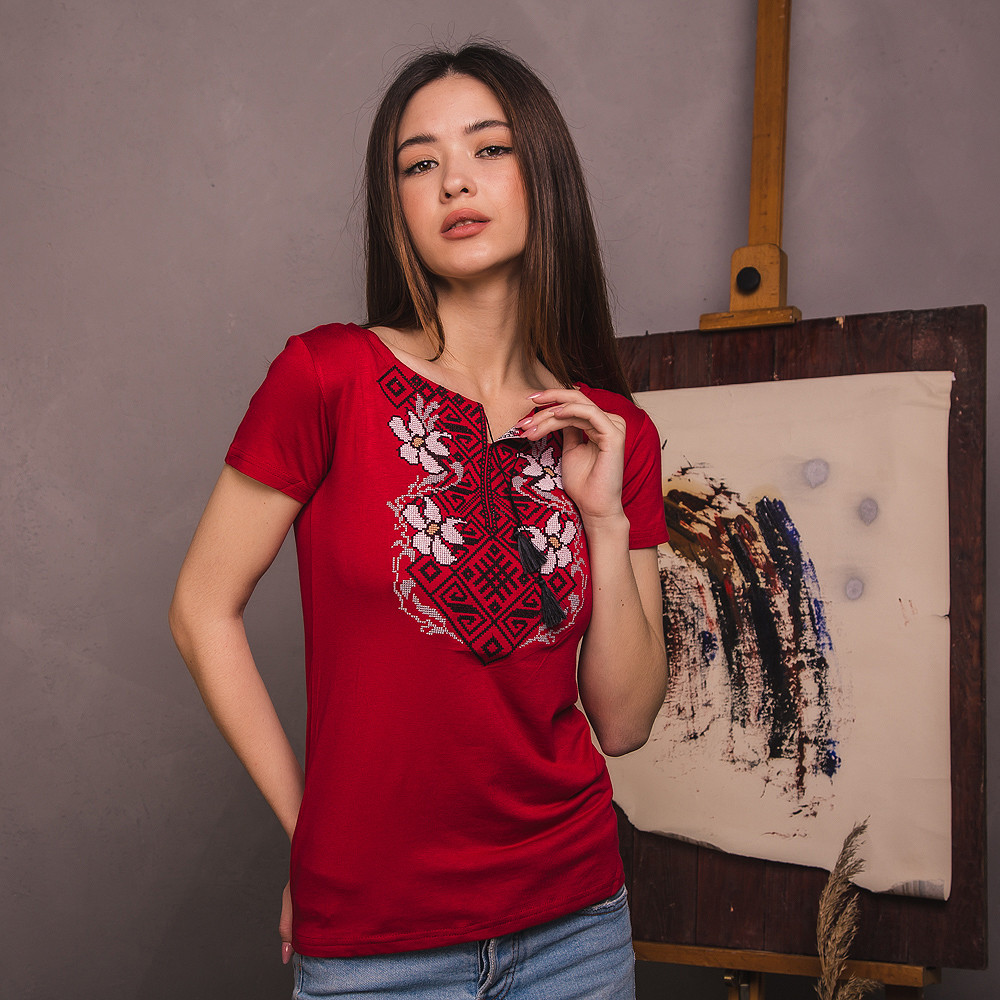 Червона вишита футболка Лілія S