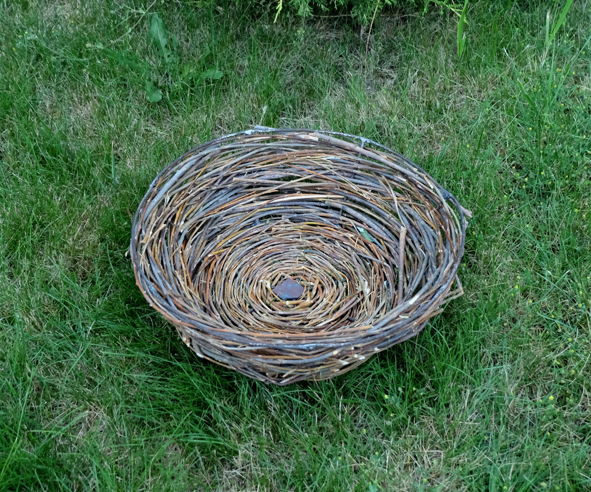 Плетене декоративне гніздо для лелек, для саду, декору з лози діаметром 41 см
