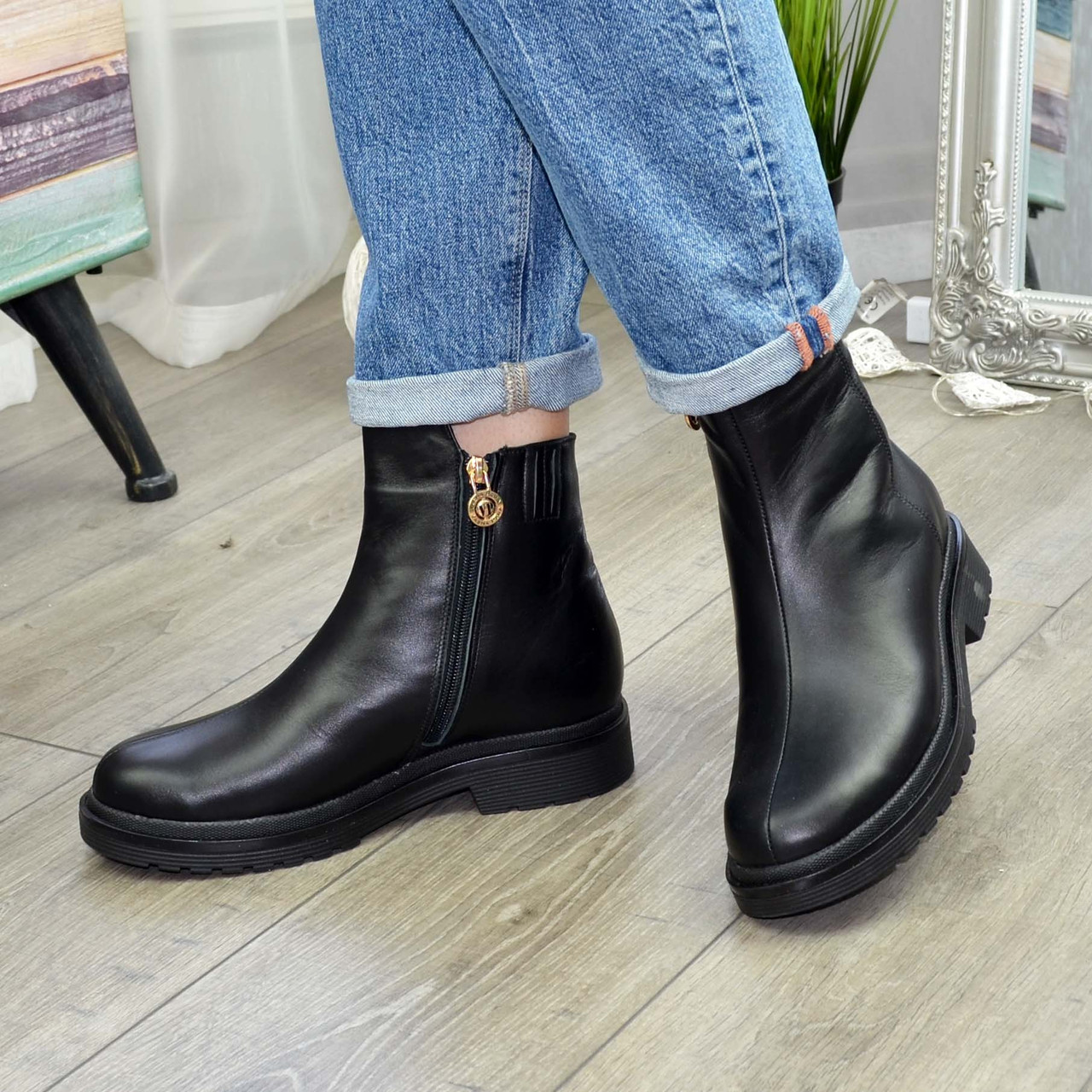 Черевики жіночі шкіряні на маленькому підборах, колір чорний, фото 1