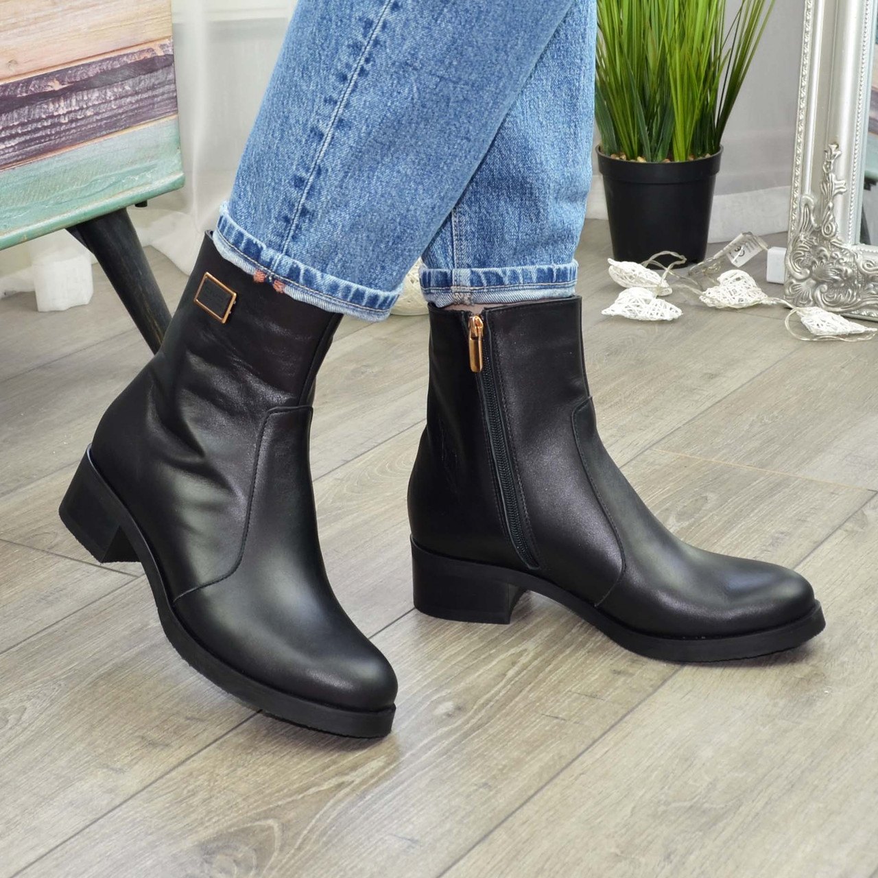 Черевики жіночі чорні шкіряні на невисокому каблуці, декоровані фурнітурою, фото 1