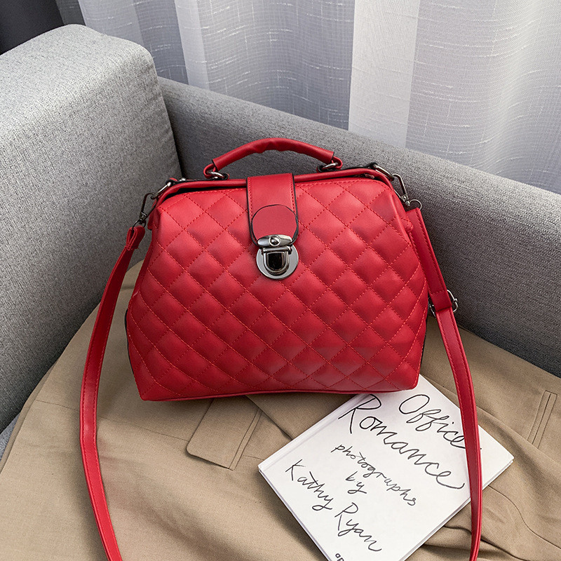 Жіноча сумка червоного кольору з геометричними візерунками, фото 1