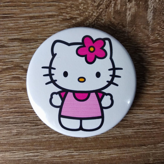 Металлический значок с булавкой с изображением "Кити"