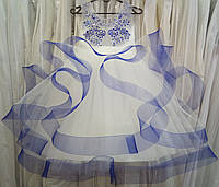 Яркое бело-синее нарядное детское платье-маечка с юбкой-цветком и ручной вышивкой на 6-7 лет